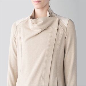 Lululemon Coast Wrap Sweater
Beige and cream long sleeve Size 4 shirt